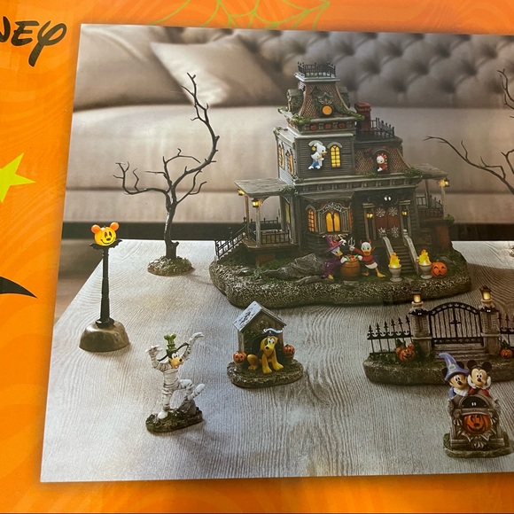 Costco exclusive Disney Halloween 🎃 set - Picture 5 of 14